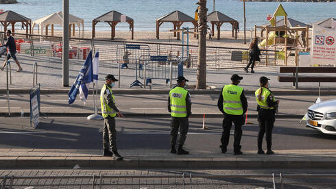 Policías controlan el cumplimiento de las directivas sanitarias en Tel Aviv a principios del 2021.