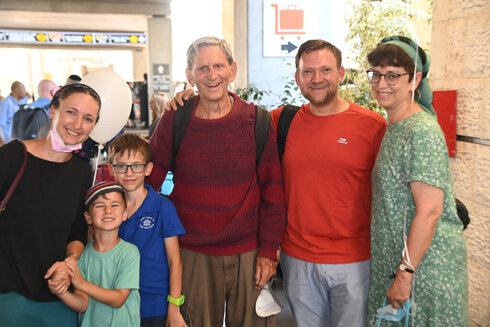 Emotivo reencuentro entre el profesor Soches y su familia en el Aeropuerto Ben-Gurion. 