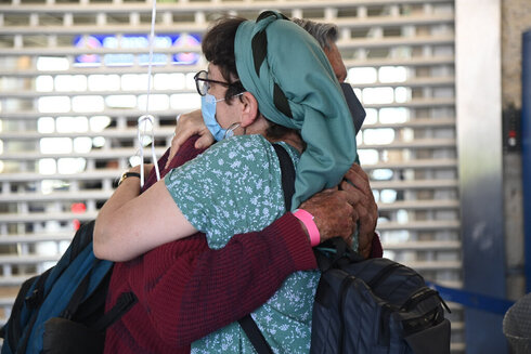 Emocionante abrazo entre el profesor Soches y una familiar a su llegada a Israel.