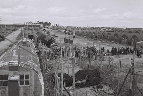 Refugiados judíos que se preparan para abandonar un campamento británico en Chipre, el 10 de febrero de 1949. 