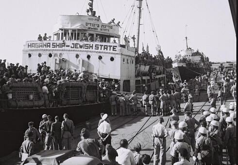 Barco anclado en el puerto de Haifa antes de ser deportado a Chipre, el 30 de octubre de 1947. 