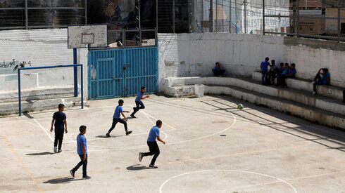 Alumnos palestinos juegan en una escuela administrada por la UNRWA en Gaza.