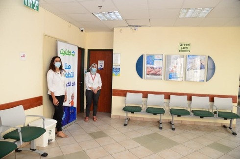 Las enfermeras listas, pero la sala de espera vacía en un centro de vacunación en el sur de Israel. 