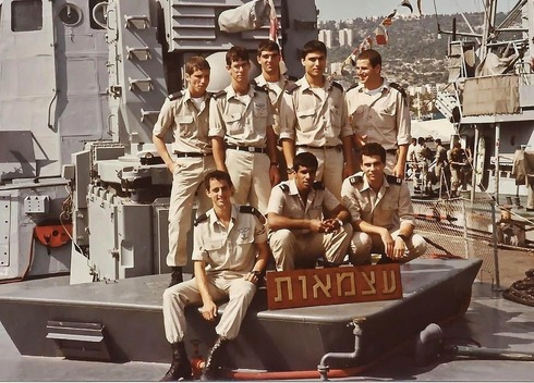 El teniente general Yossi Nir (segundo desde la derecha de pie) en el "INS Atzmaut" en los años 80.