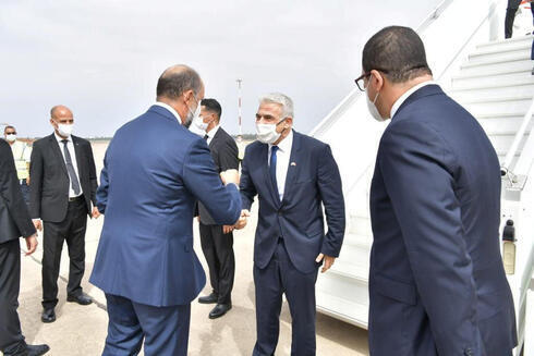 El canciller Yair Lapid llegó el miércoles al aeropuerto de Rabat. 