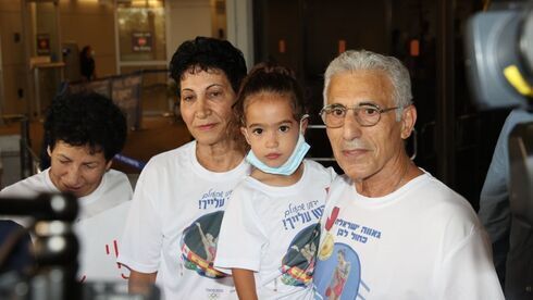 Los abuelos de Linoy Ashram esperan su llegada en el aeropuerto Ben-Gurion. 