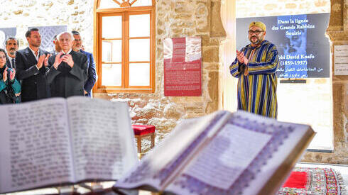 El rey de Marruecos, Mohammed VI, durante una visita al Museo Bayt Dakira. 