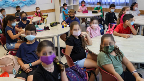 Niños en clase, con barbijos, durante el último brote coronavirus en Israel. 