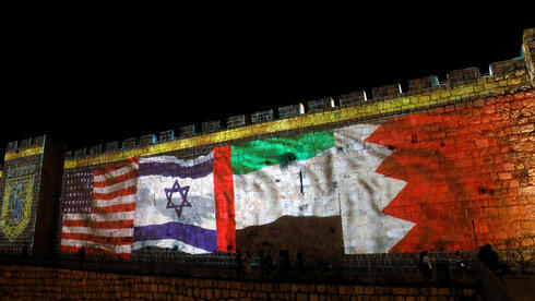 Las banderas de los Estados Unidos, Israel, Emiratos Árabes Unidos y Bahréin se proyectan en las paredes de la Ciudad Vieja de Jerusalem para marcar la firma de los Acuerdos de Abraham, septiembre de 2020. (Reuters) Las banderas de los Estados Unidos, Israel, Emiratos Árabes Unidos y Bahrein se proyectan en las paredes de la Ciudad Vieja de Jerusalem para marcar la firma de los Acuerdos de Abraham, septiembre de 2020.