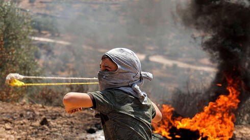 Un manifestante palestino durante una protesta cerca del asentamiento Eviatar a principios de agosto.
