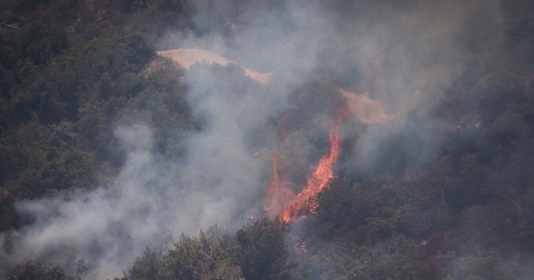 Continúan los esfuerzos para contener enorme incendio forestal en el área de Jerusalem.