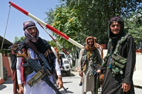 Combatientes talibanes montan guardia en una carretera cerca de la plaza Zanbaq en Kabul. 