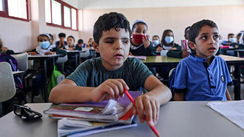 Mohammed Shaban se sienta junto a sus compañeros de clase en la escuela de Beit Lahia.