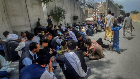 Cientos de afganos esperan fuera de la embajada de Francia para intentar salir del país. 