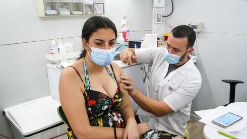 Una adolescente es vacunada contra el coronavirus en Haifa.