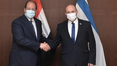 Saludo entre el jefe de inteligencia de Egipto, Abbas Kamel, y el primer ministro de Israel, Naftali Bennett. 