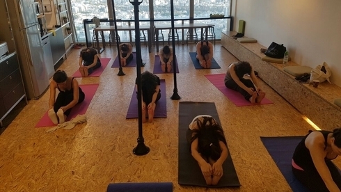 Una clase de yoga para empleados de la empresa de software ClickTale en Ramat Gan. 