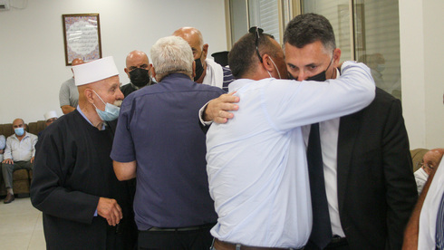 El ministro de Justicia, Gideon Saar, abraza a la familia del amigo asesinado y aliado político Sahar Ismail. 