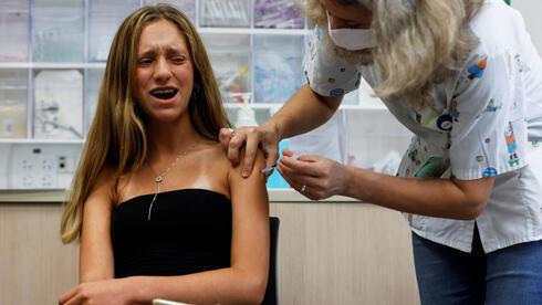 Una adolescente israelí, en momentos de recibir la vacuna contra el COVID-19. 