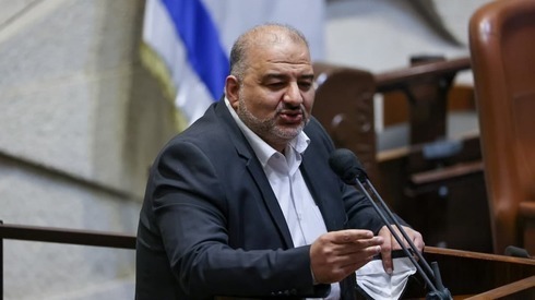 El líder del partido Ra'am, Mansour Abbas, hablando en la Knesset. 
