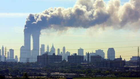 El World Trade Center en Nueva York arde después del ataque del 11 de septiembre de 2001. 