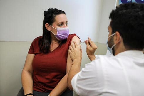 Una mujer recibe la tercera dosis de la vacuna contra el coronavirus en Jerusalem.