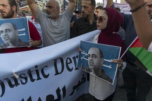 Palestinos se manifiestan en Ramallah para exigir justicia por la muerte del activista Nizar Banat. 
