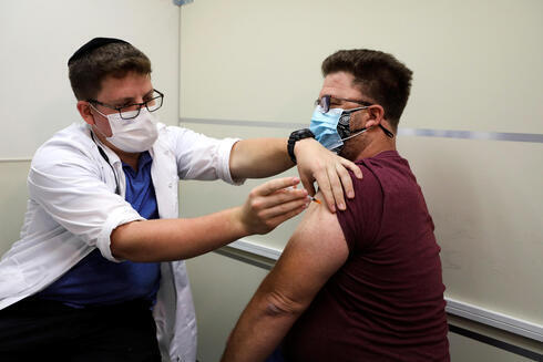 Un hombre recibe la tercera dosis de la vacuna contra el coronavirus en Jerusalem.