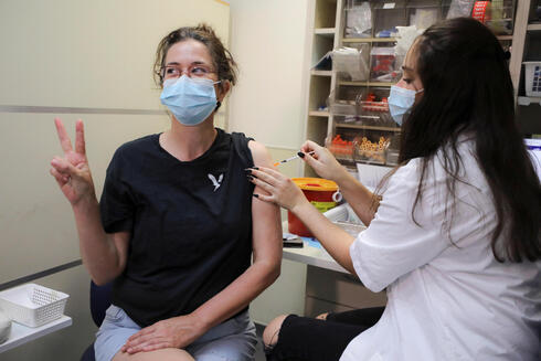 Una mujer recibe la tercera dosis contra el coronavirus en Jerusalem. 