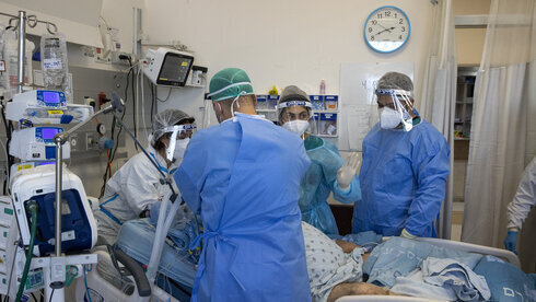 Un paciente de COVID en estado crítico es tratado en el Centro Médico Hadassah de Jerusalem.