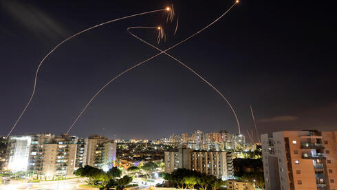 El sistema de defensa aérea israelí Cúpula de Hierro intercepta cohetes palestinos lanzados desde Gaza durante los combates de mayo. 