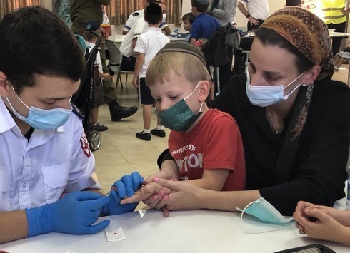 Un niño se somete a una prueba de anticuerpos contra el coronavirus cerca de Jerusalem. 