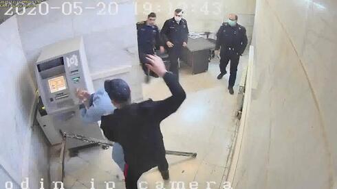 Imágenes del video que muestran los maltratos en una prisión iraní. 