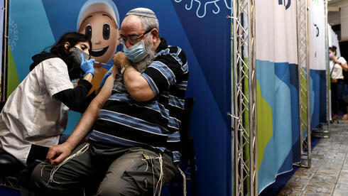 Un hombre recibe la tercera dosis de la vacuna contra el coronavirus en Jerusalem. 