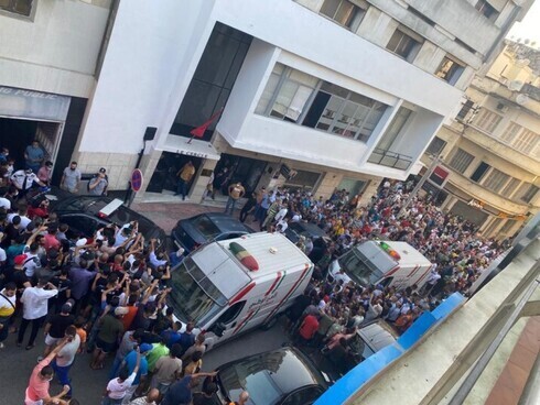 Una multitud se reúne en el lugar del ataque en Tánger, Marruecos.