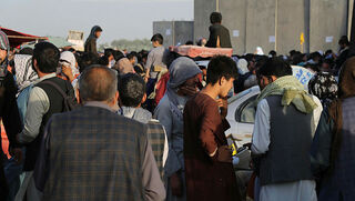 Área fuera del aeropuerto de Kabul antes de la explosión.