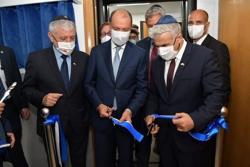 El canciller israelí Yair Lapid (derecha) inaugura la misión diplomática de Israel en Marruecos a principios de agosto.