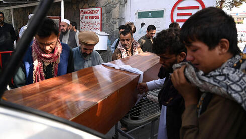 Más de 100 muertos en el doble atentado suicida en Kabul, la mayoría de ellos civiles afganos. 