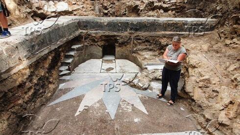 Un arqueólogo israelí en el sitio del Arca de la Torá de una sinagoga destruida durante el Holocausto. 