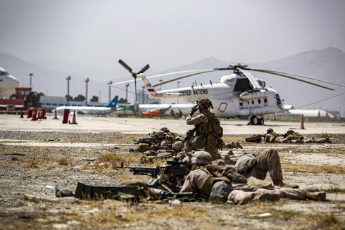 Los infantes de marina brindan seguridad en el aeropuerto internacional Hamid Karzai en Kabul. 