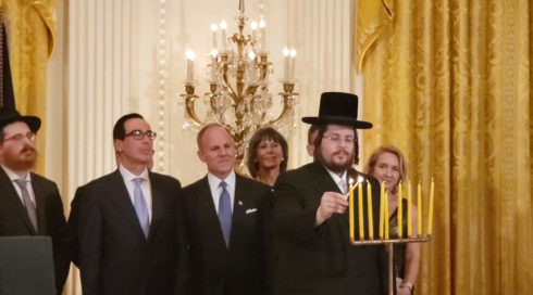 Moshe Margaretten enciende velas de Januca en la Casa Blanca en 2019. 
