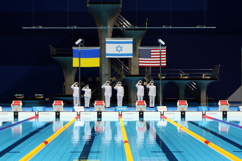 La bandera israelí junto a las de Ucrania y Estados Unidos tras la victoria de Mark Malyar en los Juegos Paralímpicos de Tokio.