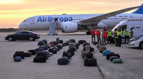 Equipaje de refugiados afganos en una base aérea de España. 