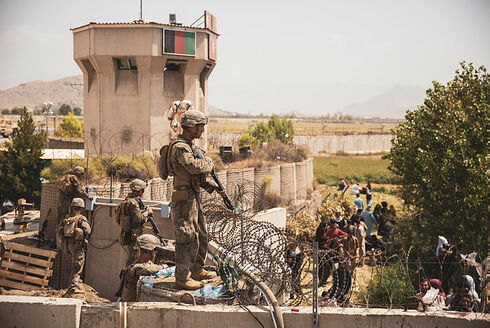 Soldados estadounidenses custodian el aeropuerto de Kabul. 