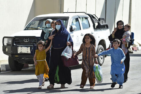 Una familia afgana se dirige al aeropuerto de Kabul con la esperanza de poder huir de Afganistán.