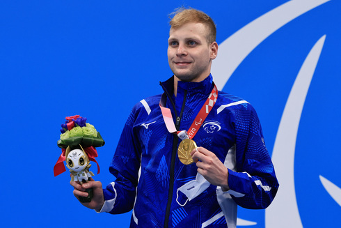 Mark Malyar muestra su segunda medalla de oro obtenida en los Juegos Paralímpicos de Tokio. 