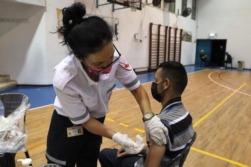 Un hombre recibe la tercera dosis de la vacuna contra el coronavirus en Holon.