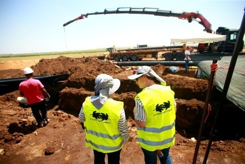 Ingenieros trabajan en el oleoducto Trans-Israel después del derrame de petróleo.   