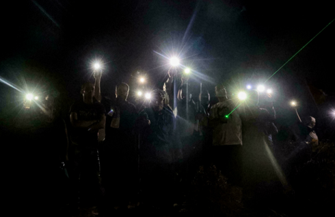 Palestinos protestan con sus teléfonos en Beita contra el puesto de avanzada de Eviatar.
