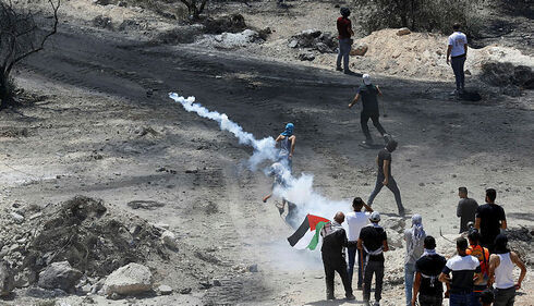Manifestantes palestinos se enfrentan a las fuerzas israelíes en las afueras de Beita.